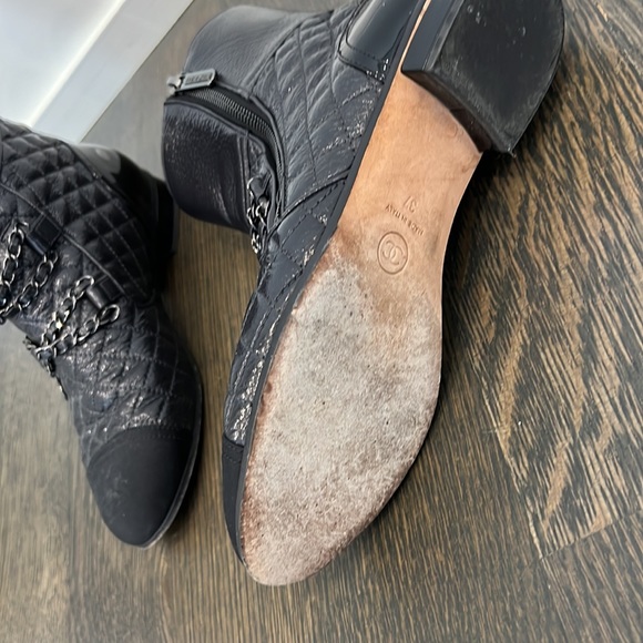 Chanel flat blk chain boot - Picture 4 of 4